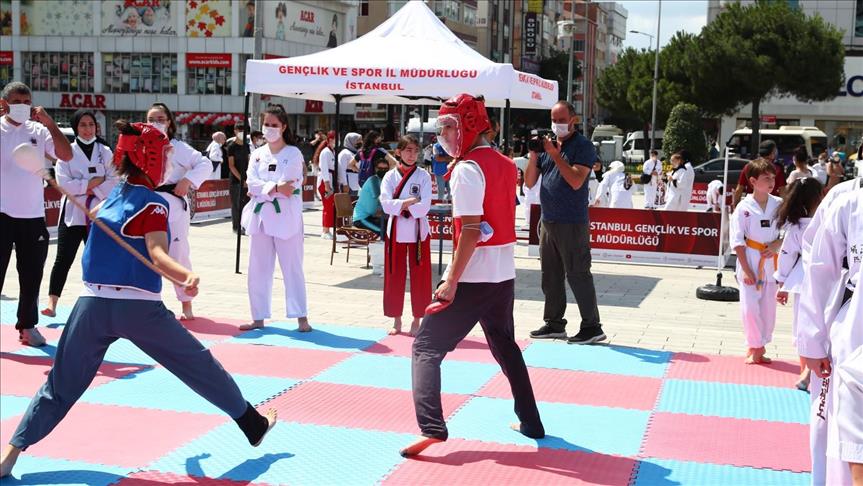 Bağcılar'da, "Sosyal Medyadan Sosyal Meydana" projesi kapsamında spor etkinliği yapıldı