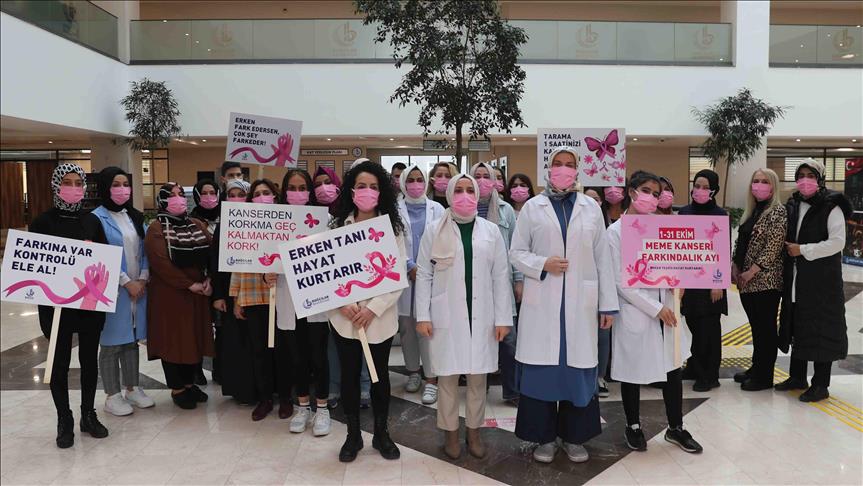 Bağcılar Belediyesi çalışanları, meme kanserine dikkati çekmek için pembe maske taktı