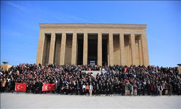 itu eta vakfi doga koleji 5 bini askin ogrencisiyle anitkabir de