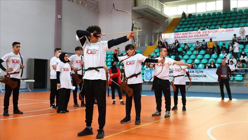 Bağcılar'daki Geleneksel Türk Okçuluğu yarışmasında dereceye girenler ödüllendirildi