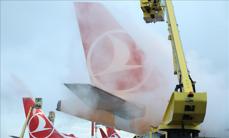 THY uçaklarına buzlanmaya karşı "de-icing" ile "anti-icing" yapılıyor