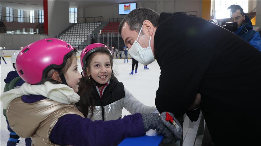 Zeytinburnu'ndaki buz pistinde 3 bin çocuk eğitim aldı