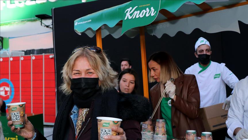 Knorr İstanbul sokaklarında iftar vakti sıcak çorba ikram ediyor