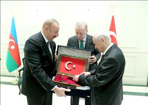 Türkiye-Azerbaycan arasındaki "Sarsılmaz" dostluk tabancaya işlendi