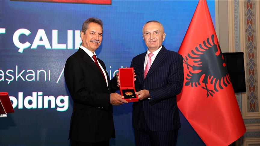 Çalık Holding Yönetim Kurulu Başkanı Ahmet Çalık'a "Arnavutluk'un en yüksek devlet nişanı" verildi