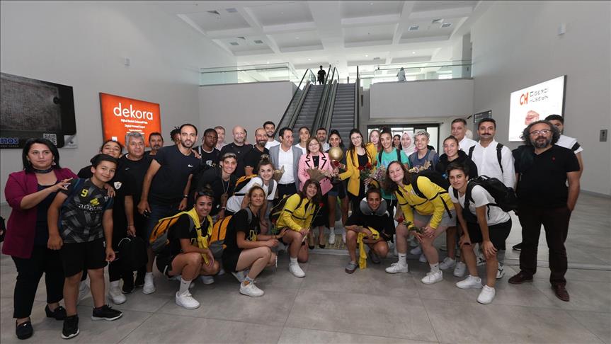 Turkcell Kadın Futbol Süper Lig şampiyonu ALG Spor, Gaziantep'te coşkuyla karşılandı