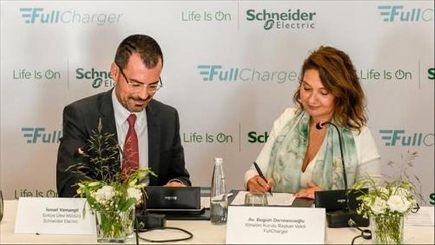 Schneider Electric, şarj istasyonu kurulumu için FullCharger ile iş birliği anlaşması imzaladı