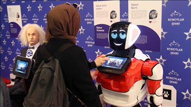 Bağcılarlı "özel çocuklar" Robotlar Şehri müzesini gezdi