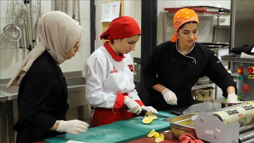 Bağcılar'da lise öğrencilerine hükümet konağı mutfağında yemek eğitimi