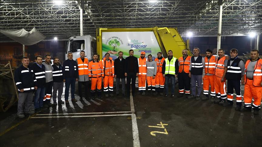 Bağcılar Belediye Başkanı Özdemir yeni yıla sahadaki personelle girdi