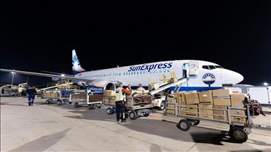 SunExpress'in "hava köprüsü"yle ilk yardım uçağı Antalya'da