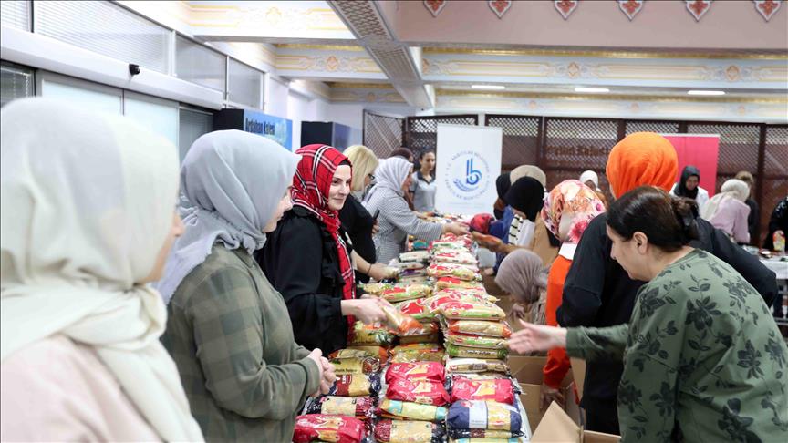 Bağcılar'da kadınlar depremzedeler için gıda kolisi hazırladı