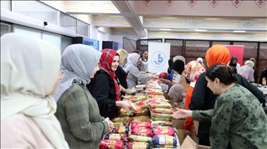 Bağcılar'da kadınlar depremzedeler için gıda kolisi hazırladı