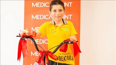 Medical Point’ten  yürümeye başlayan hastaya bisiklet hediyesi