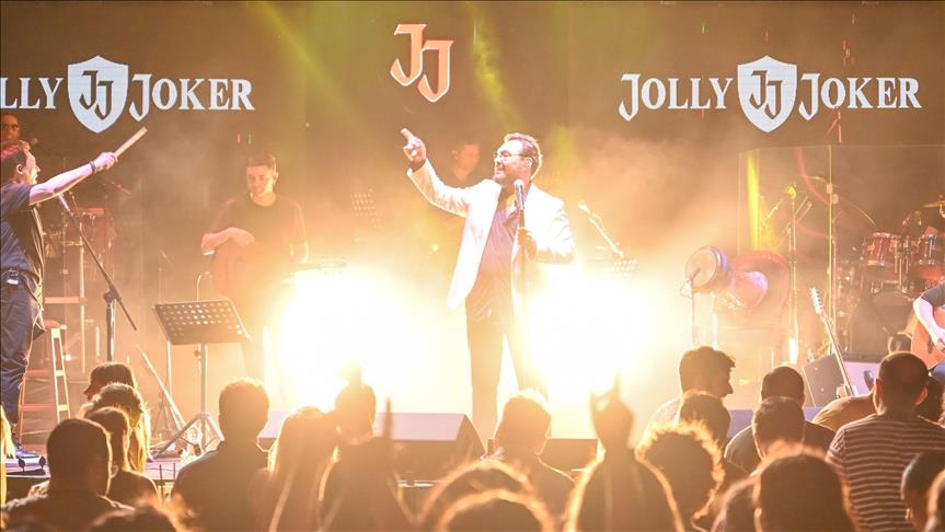 Vodafone Red ve Jolly Joker iş birliğiyle düzenlenen "Dolu Dolu Yaz Konserleri"nde Yaşar heyecanı