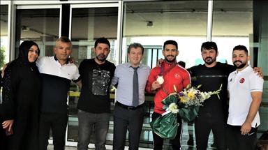 Torku Şeker Sporlu milli güreşçi Alihan Bayraktar yurda döndü