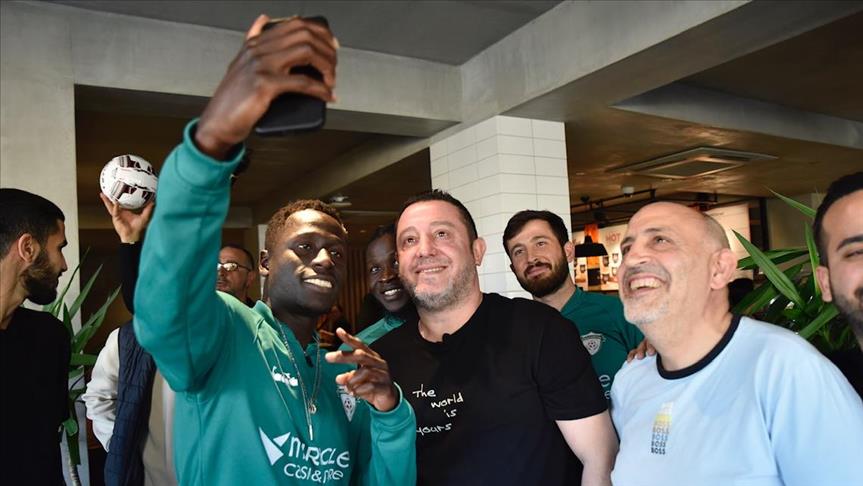 Eski milli futbolcu Nihat Kahveci, Miracle Değirmenlik Spor Kulübünü ziyaret etti