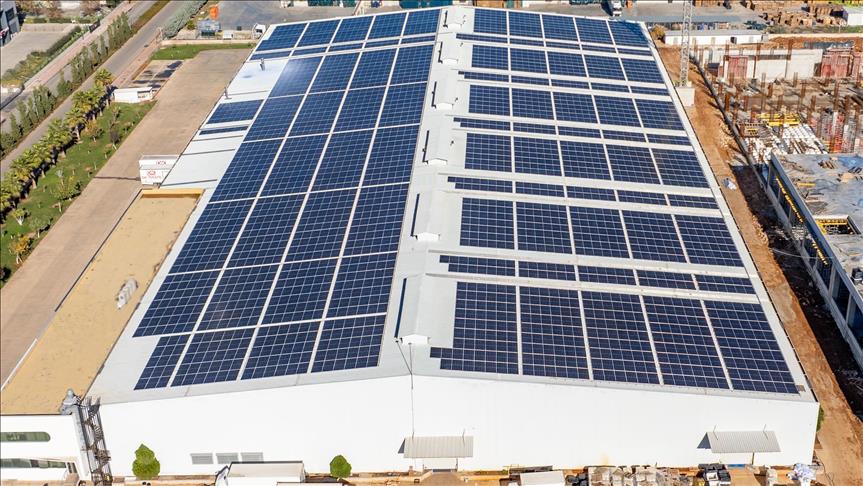 CW Enerji Antalya'da bir fabrikanın çatısına güneş paneli kurulumu gerçekleştirdi