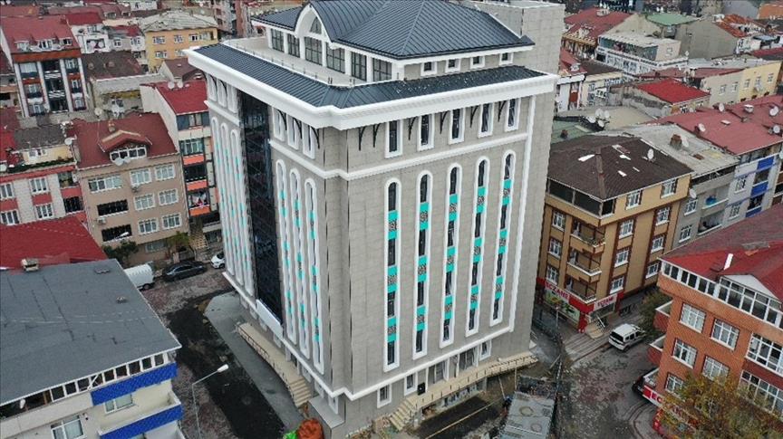 Sultangazi'deki Cemil Meriç Kültür Merkezi açılış için gün sayıyor
