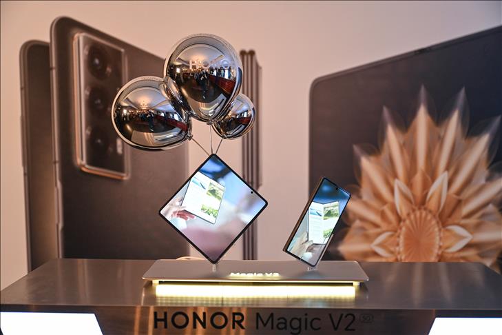 Honor Magic V2 Türkiye'de satışa sunuldu