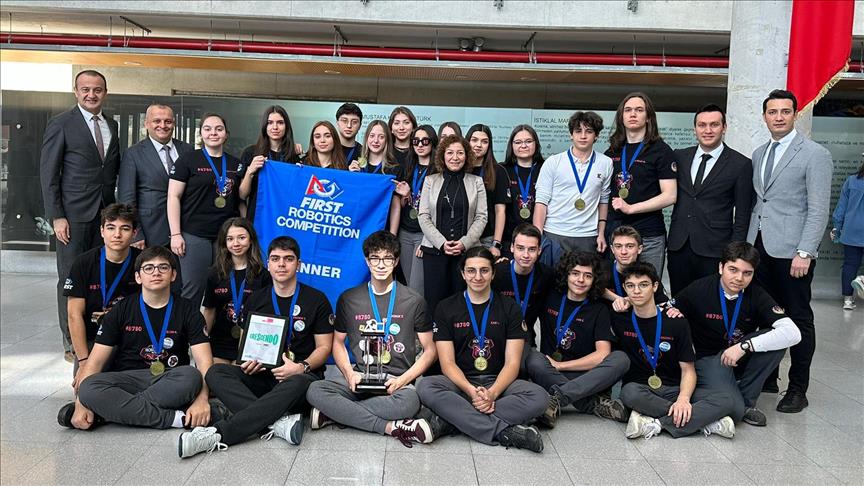 FRC İstanbul yarışmasında TED Robotics takımına "Winner" ödülü