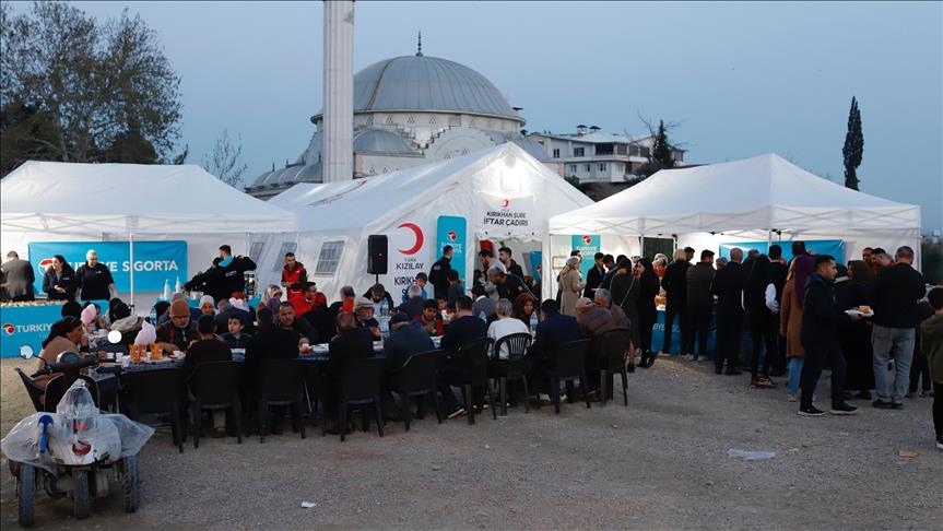 Türkiye Sigorta, deprem bölgesinde kurulan iftar sofralarında depremzedelerle buluştu