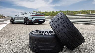 Pirelli, serisini Porsche Taycan için ürettiği 2 lastikle genişletiyor