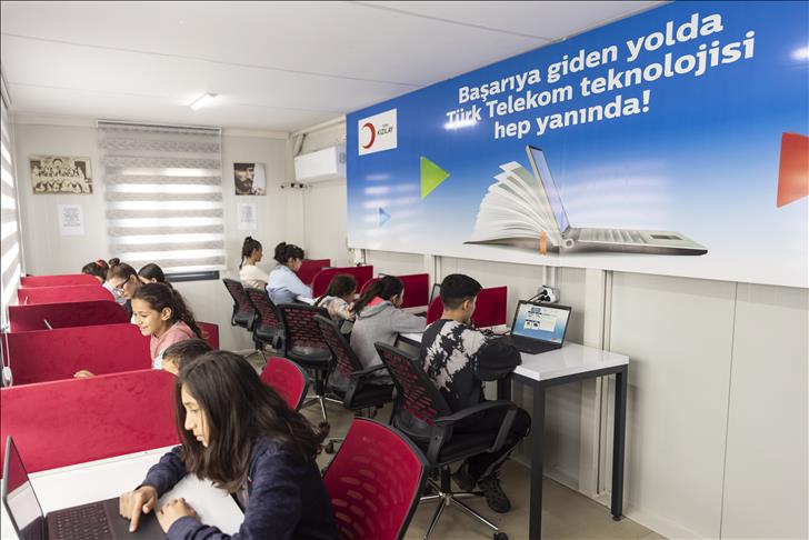 Türk Telekom ve Kızılay'dan deprem bölgesinde sınava girecek öğrencilere destek
