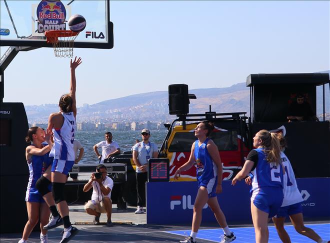 Basketbol turnuvası Red Bull Half Court Türkiye finali İzmir'de düzenlendi
