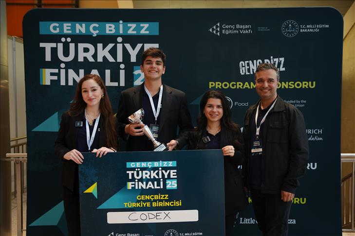 Bilfen Üsküdar Fen Lisesi öğrencileri "Yılın Girişimi" ödülü kazandı