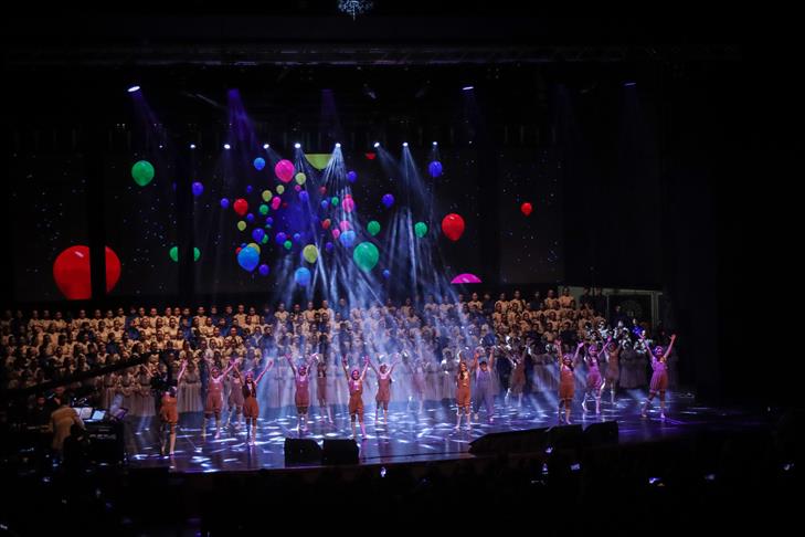 Bursa'da 400 öğrenci Shakespeare'den ilhamla gösteri düzenledi