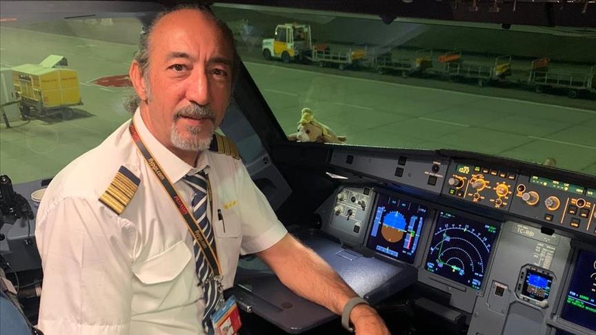 Aynı havayolu şirketinde görev yapan baba, kız ve oğul gökyüzünde buluşuyor