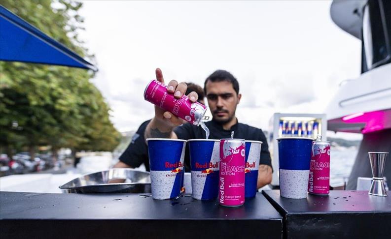 Red Bull Peach Edition yenilenen aromasıyla raflardaki yerini aldı