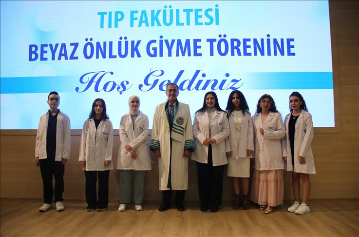 Biruni Üniversitesi Tıp Fakültesi öğrencileri beyaz önlük giydi
