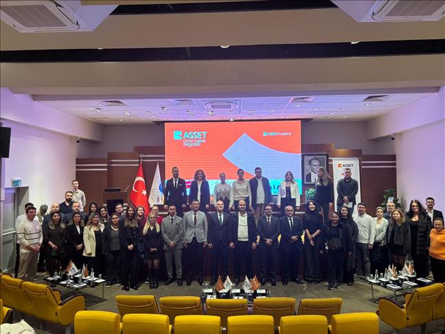 Sektör uzmanları dış ticaretin gündemini İzmir'deki panelde masaya yatırdı