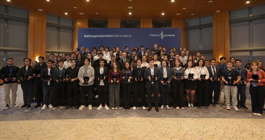 İş Bankası'nın "Altın Gençler" geleneğiyle 54 yılda 4 bine yakın genç ödüllendirildi