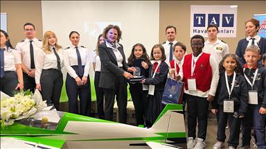 Buse Bilim Koleji öğrencileri Esenboğa Havalimanında pilotlarla buluştu