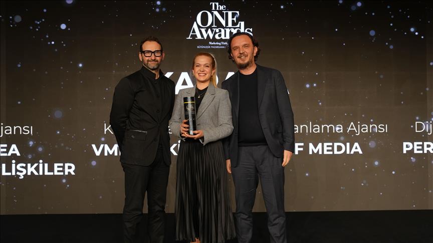 Karaca "The ONE Awards"tan 3 ödülle döndü
