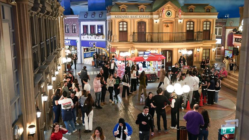 Yetişkinler "Büyüklere KidZania" etkinliğinde buluştu