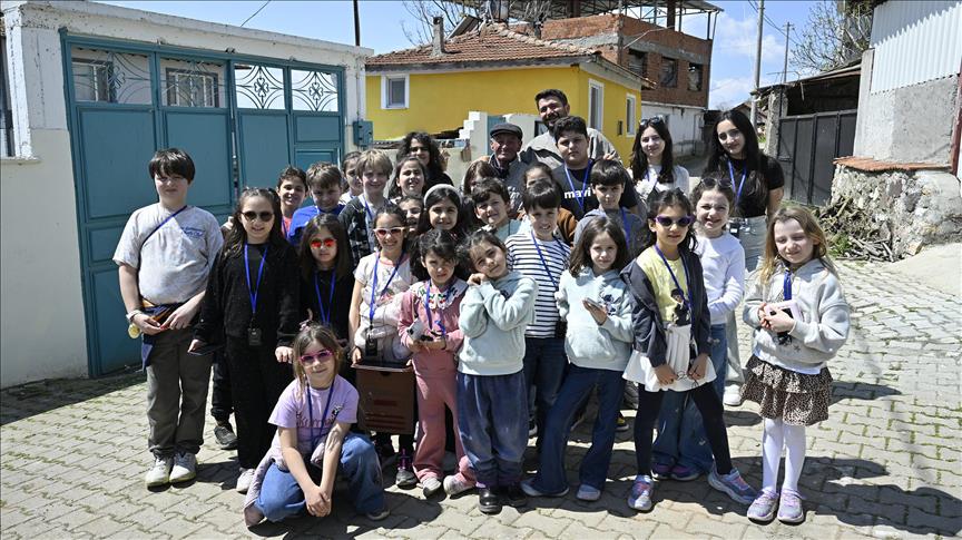 Çocuklar "Adem amca ve "Yaren leylek"in hikayesiyle doğanın döngüsünü keşfetti