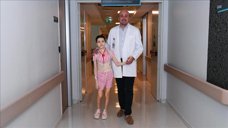 Medipol'den ileri derece skolyoz hastasına başarılı operasyon