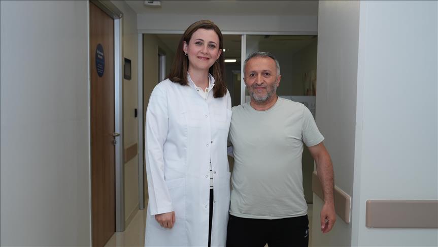 İki kez felç geçiren hasta rehabilitasyonla yeniden yürüdü