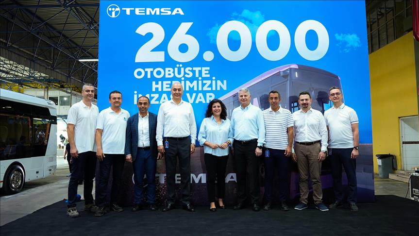 TEMSA 26 bininci otobüsünün banttan inişini kutladı