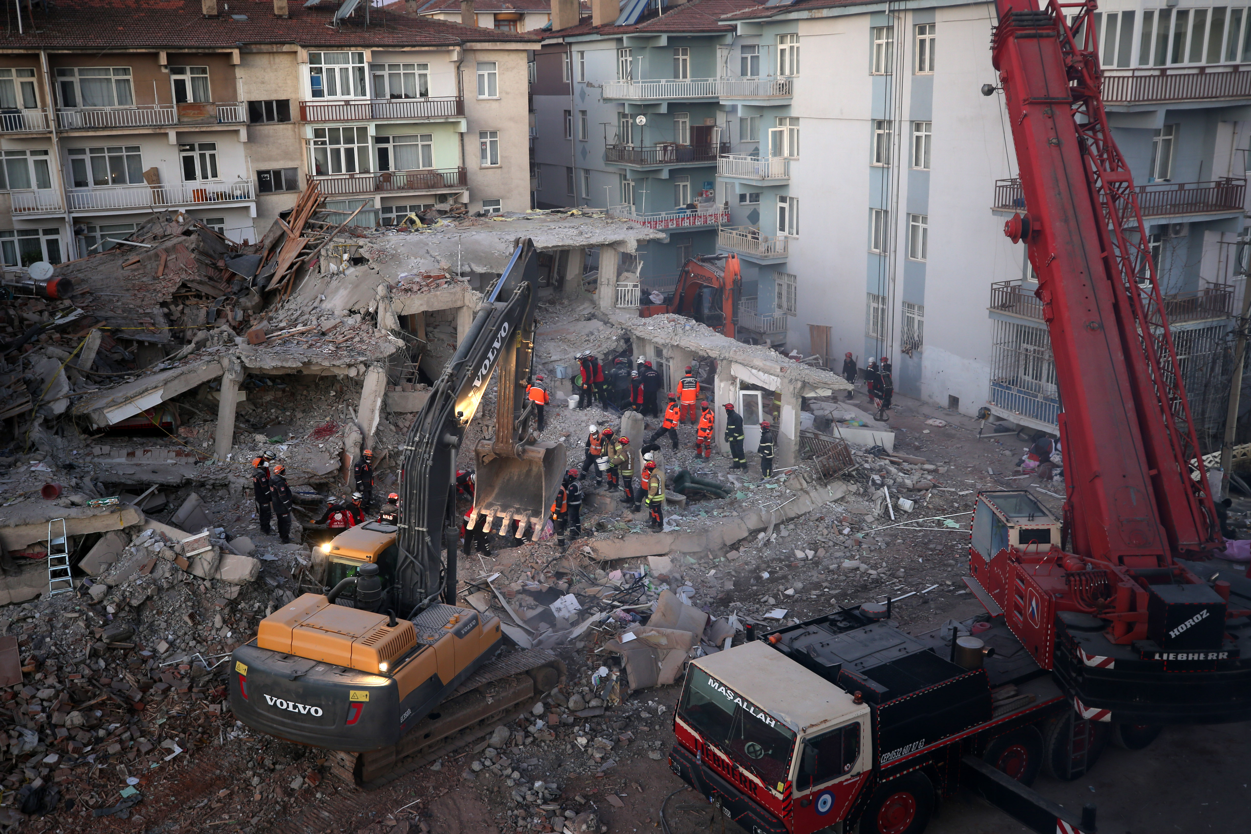 Землетрясение 24. Землетрясение в Стамбуле 1999. Измитское землетрясение 1999. Землетрясение в Турции 2020. Землетрясение в Турции сейчас 2021.