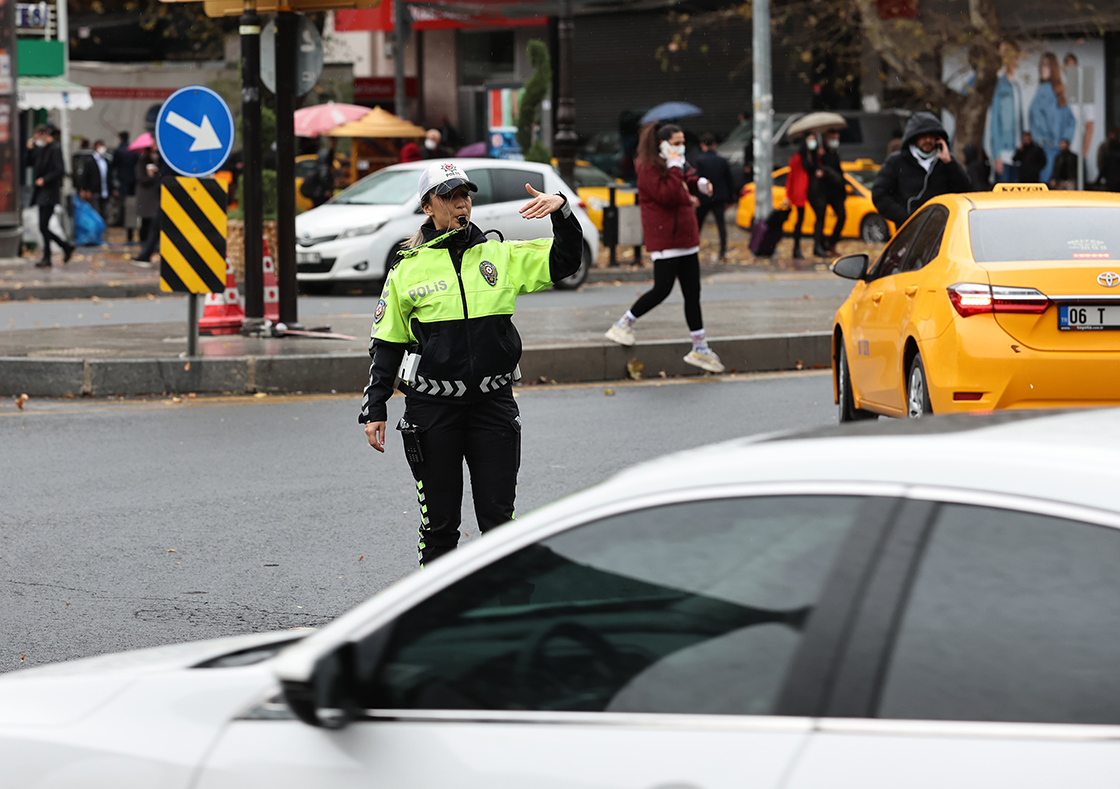 Ankara'nın kalbi'nde trafik düzenini kadın polisler sağlıyor