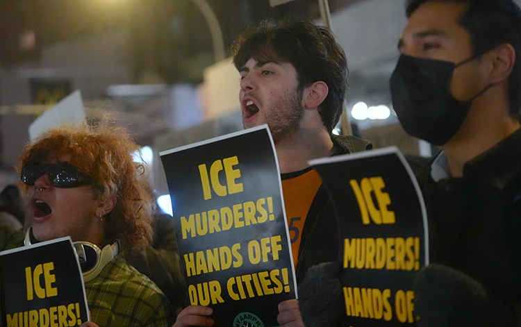 ABD’nin bazı bölgelerinde, Minnesota’da bir kadının ICE polisi tarafından öldürülmesi protesto edildi