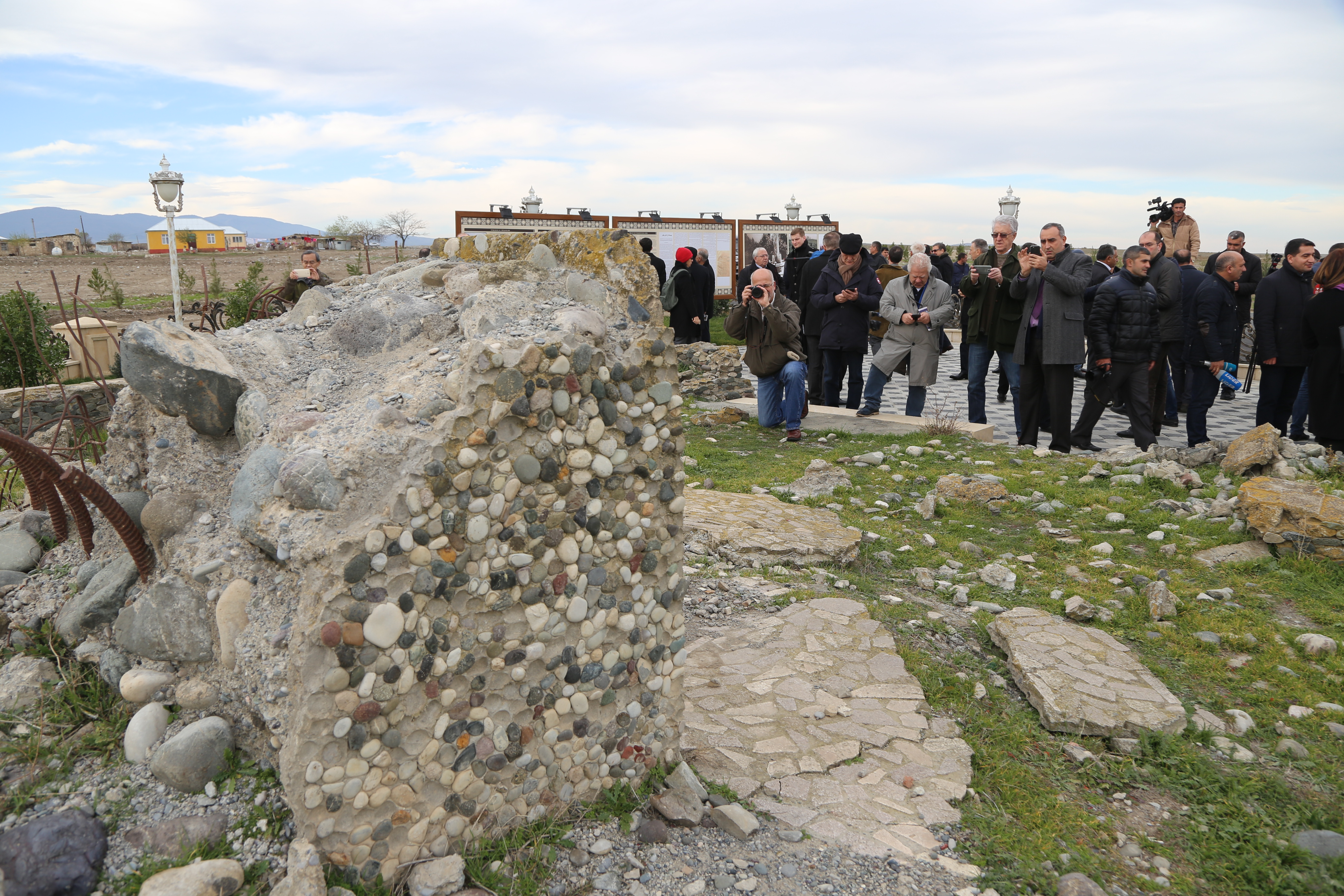 Погода в мараге. Марага 150 памятник. Марага Карабах. Памятник 150 летию переселения армян в Карабах. Село Марага в Нагорном Карабахе.