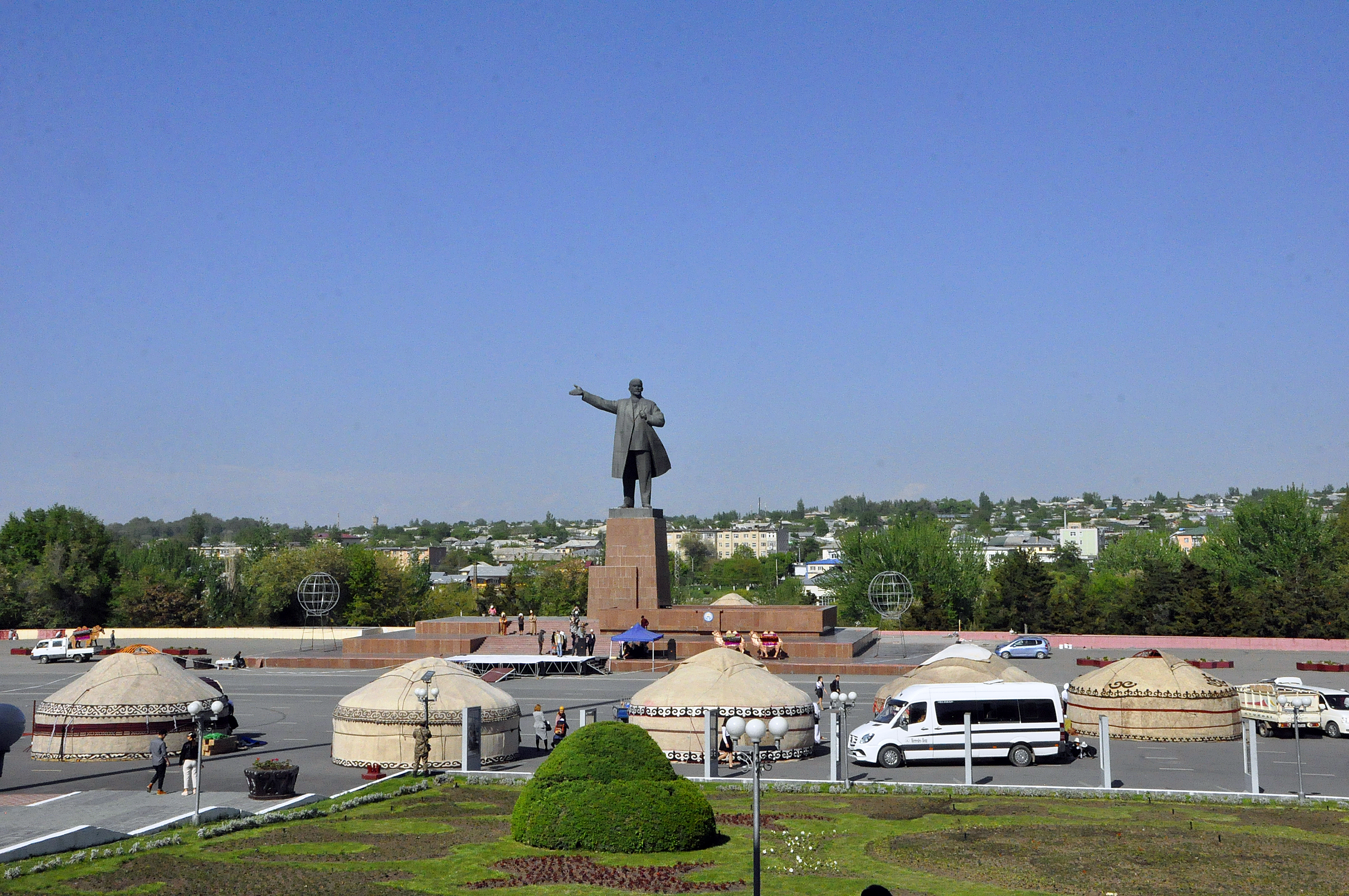 Петербург кыргызстан. Ош (город, Киргизия). Кыргызстан Ош достопримечательности. Город Ош арка. Город Ош площадь.