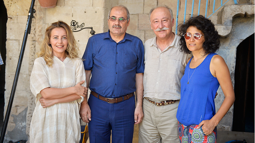 Oyuncular Vildan Atasever (solda), Altan Erkekli (sağ 2) yönetmen Meta Akkuş (sağda) ve İl Kültür ve Turizm Müdürü Alaaddin Aydın (sol 2)
