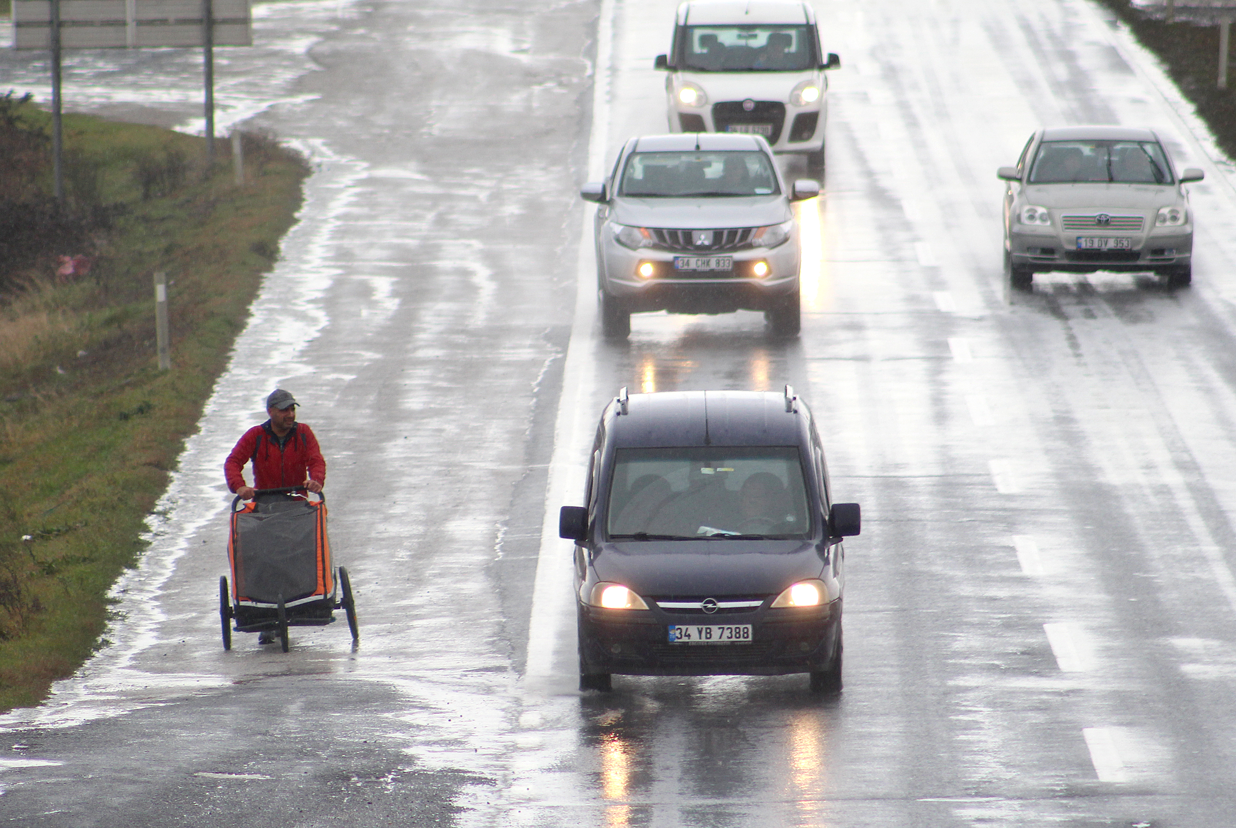 Хаджич сенад из боснии. Пешком в мекку. Пешком в мекку хадж. Пешком в мекку хадж. Пешком в мекку.